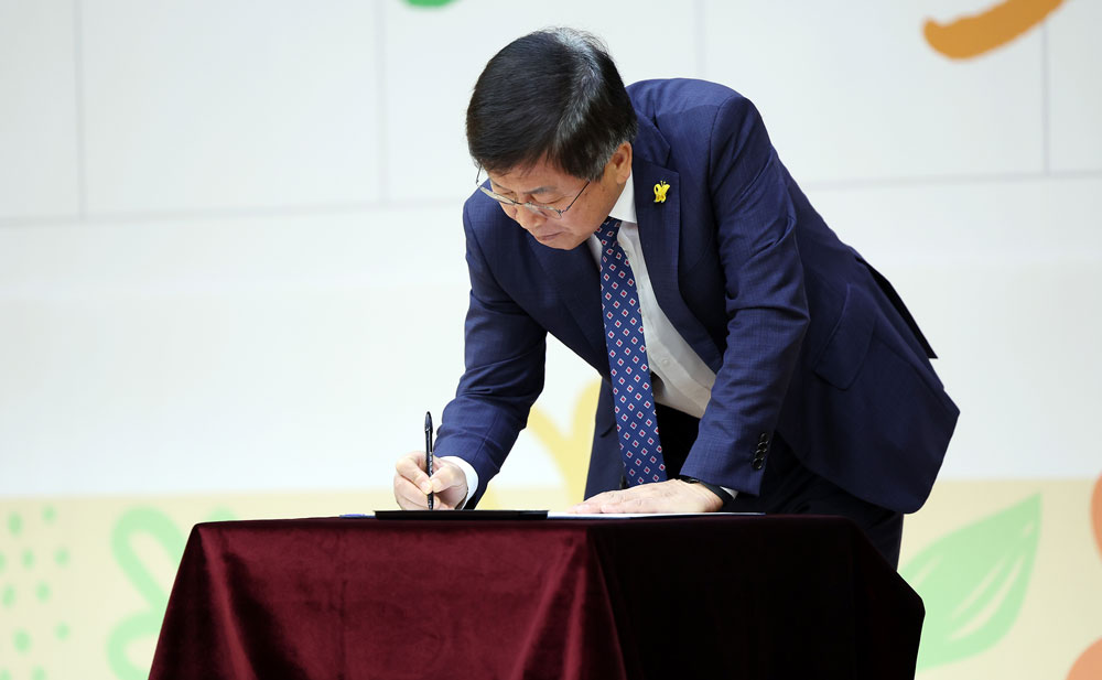 최교진 세종시 교육감은 4일  주민발의로 시민 서명운동중인 ‘세종시 교육활동보호조례(안)’에 직접 서명해 조례제정에 힘을 보탰다. 