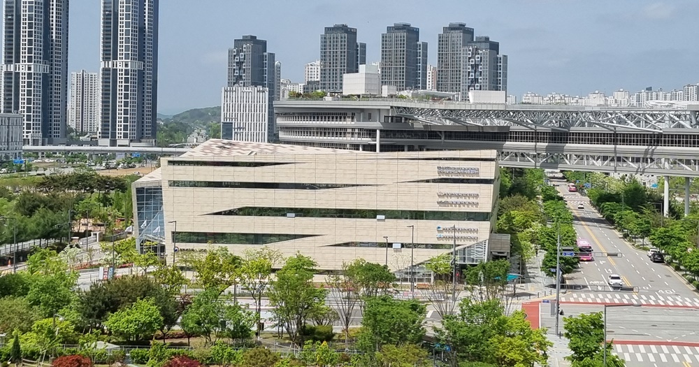 세종인재평생교육진흥원이 입주해 있는 어진동 박연문화관(가운데 노란색 건물)<br>