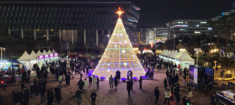 2일 오후 세종시청 뒤편, 이응다리 남쪽 광장에서 시작된 본격 ‘세종 빛축제’ 개막을 알리는 크리스마스 트리 형상의 점등 퍼포먼스에 많은 시민들이 모여들었다.&nbsp;