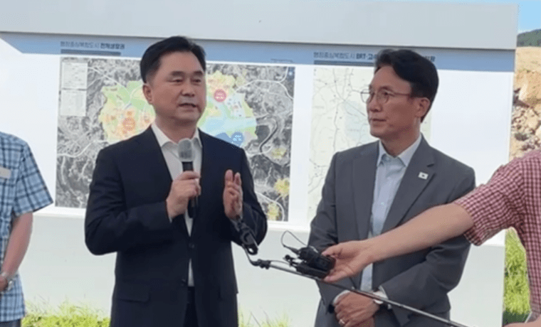 김종민 국회의원(왼쪽)이 25일 오후 국회 세종의사당 예정지에서 마이크를 잡고 발언하고 있다. 김 의원 오른쪽은 김민석 국무총리 (사진=김종민 의원실)