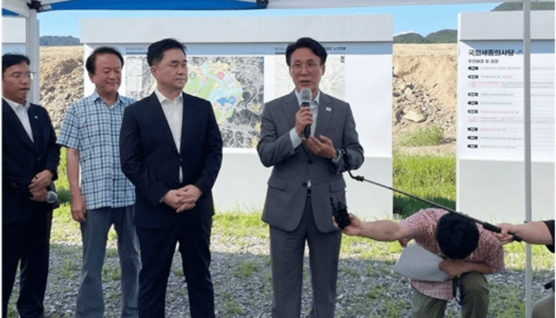 25일 오후 5시 국회 세종의사당 예정지에 도착한 김민석 국무총리(오른쪽)가 발언을 하고 있다. 김 총리 왼쪽은 김종민 국회의원, 이강진 민주당 세종시갑 위원장, 강주엽 행복청장 (사진=김종민 의원실)