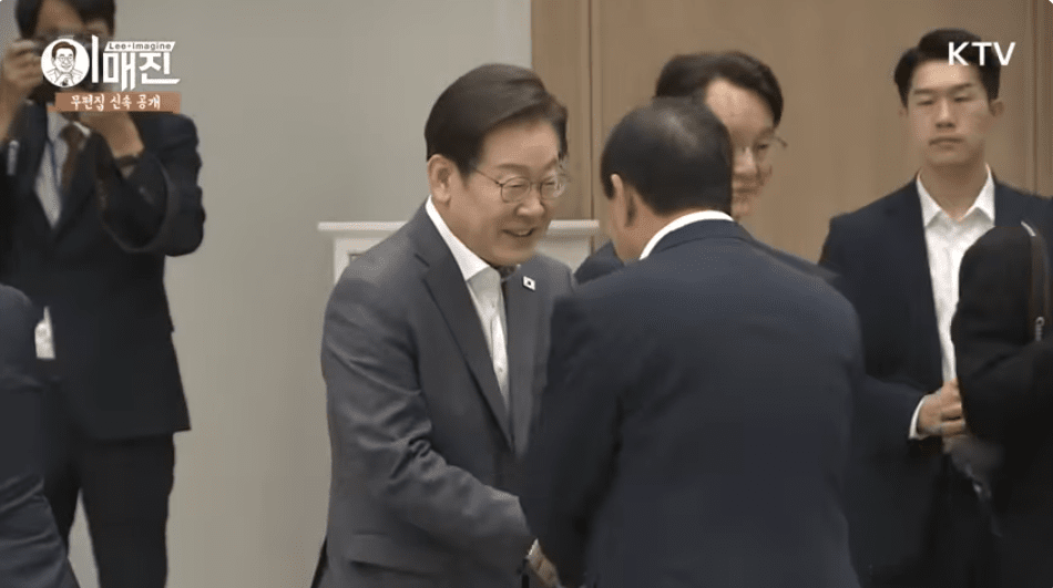 1일 서울  용산 대통령실에서 이재명 대통령과 최민호 세종시장(앞줄 오른쪽 등 보인 남성)이 악수를 하고 있다. (사진=KTV 유튜브 영상 갈무리)