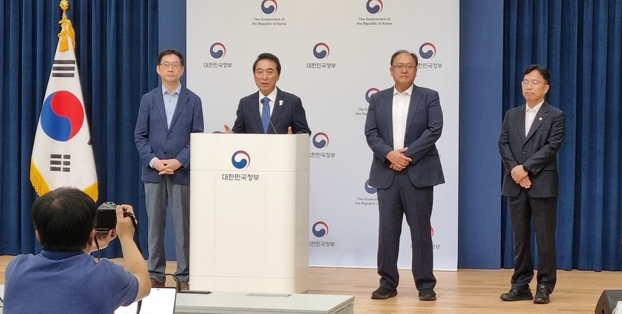 박수현 국정기획위원회 국가균형성장특별위원회 위원장(단상 왼쪽 두 번째)이 5일 정부세종청사 중앙동 브리핑실에서 대통령 세종집무실 건립을 신속추진과제로 선정한 배경 등에 관한 설명을 하고 있다. 단상 왼쪽 첫 번째는 김경수 지방시대위원장, 왼쪽 세 번째부터 조상호 국정기획위원회 위원, 강주엽 행복청장  