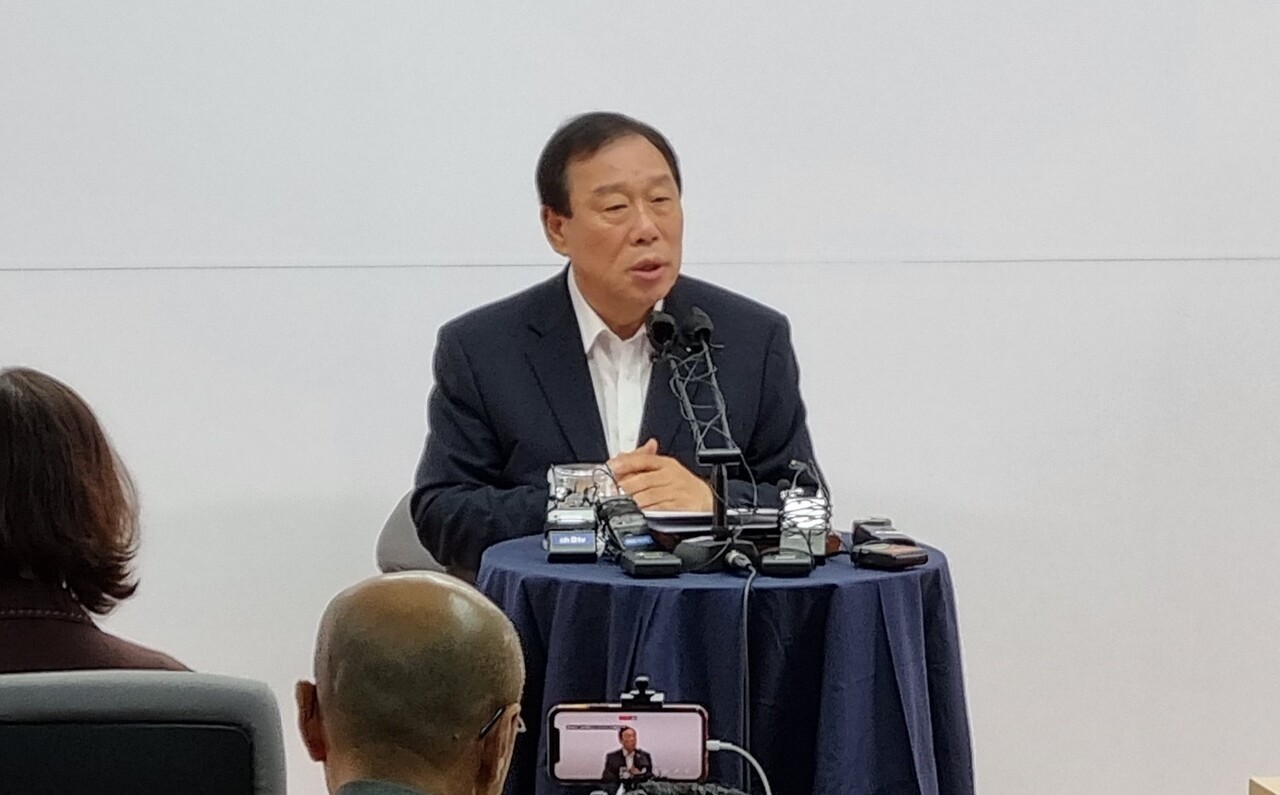 최민호 세종시장이 11일 세종시청 브리핑룸에서 연 기자간담회에서 발언하고 있다. 