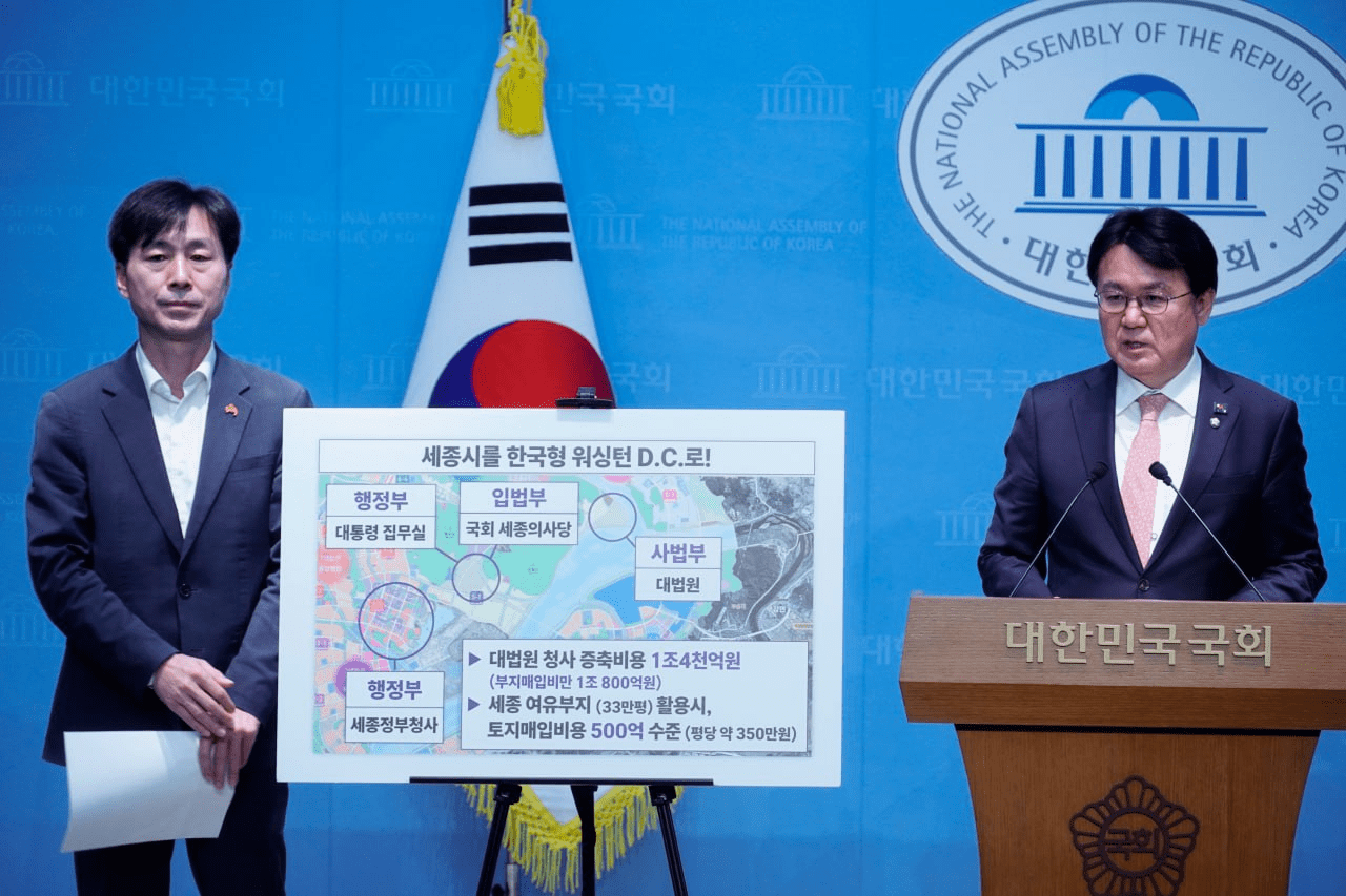 조국혁신당 황운하 국회의원(오른쪽)이 13일 국회 소통관에서 한창민 사회민주당 대표(국회의원)와 함께 대법원을 세종시로 이전하는 개정안에 대한 설명을 하고 있다. (사진=황운하 의원실)