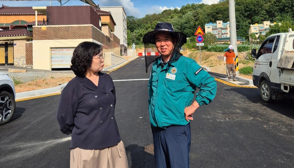 지난여름 도로 공사 현장을 살펴보고 있는 김동빈 세종시의회 의원(오른쪽)