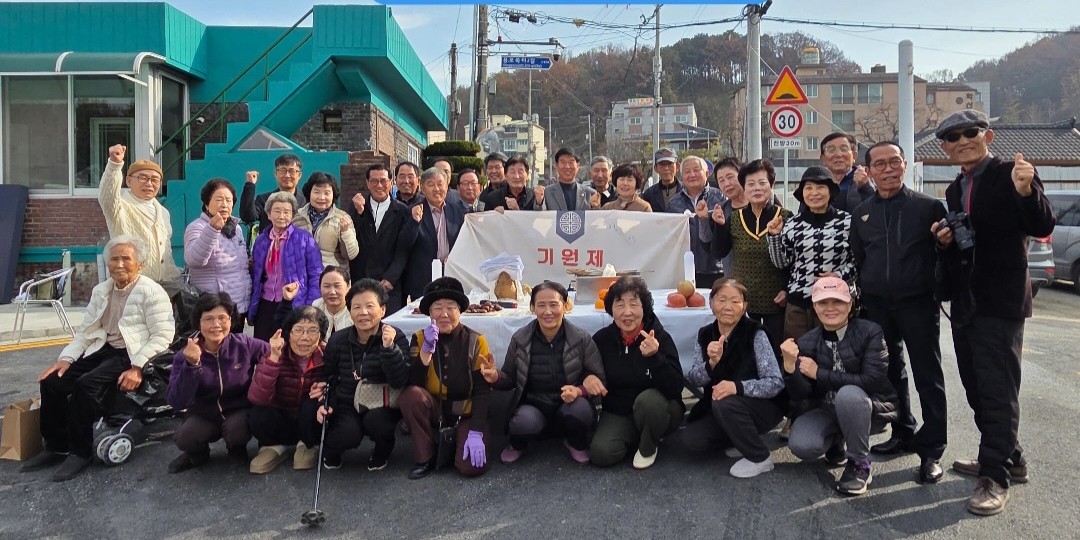 무사안녕 기원제 참석자들이 행사를 마치고 기념촬영을 하고 있다. 