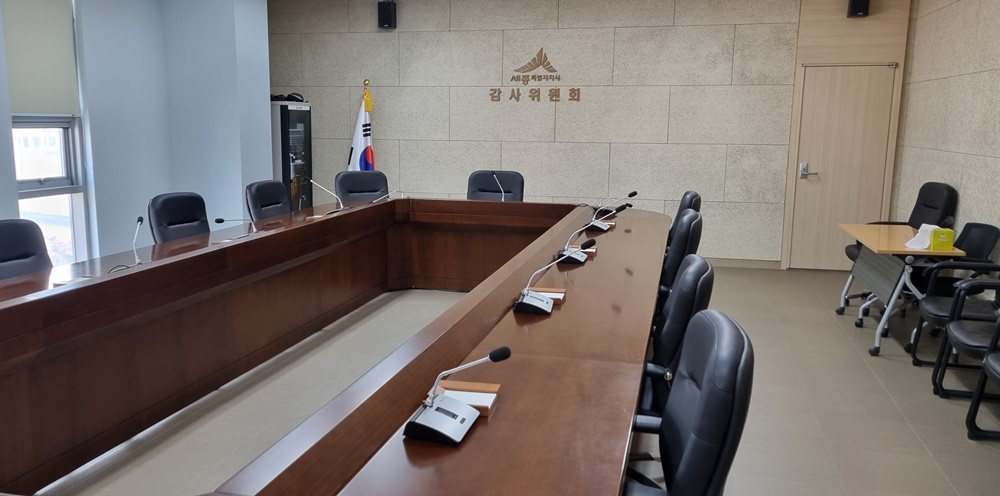 세종시 감사위원들이 모여 각종 감사 처분 방향 등을 결정하는 시 감사위원회 회의실. 