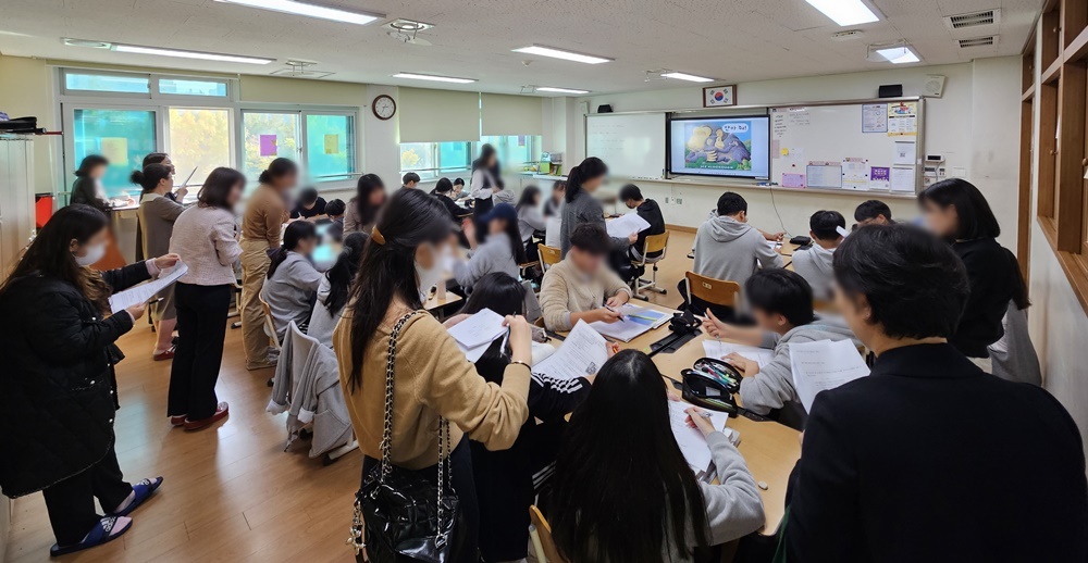 세종시 한 중학교에서 진행된 국어 수업을 동료 교들이 참관하고 있다. (사진은 기사 내 특정 사실과 관계 없음)