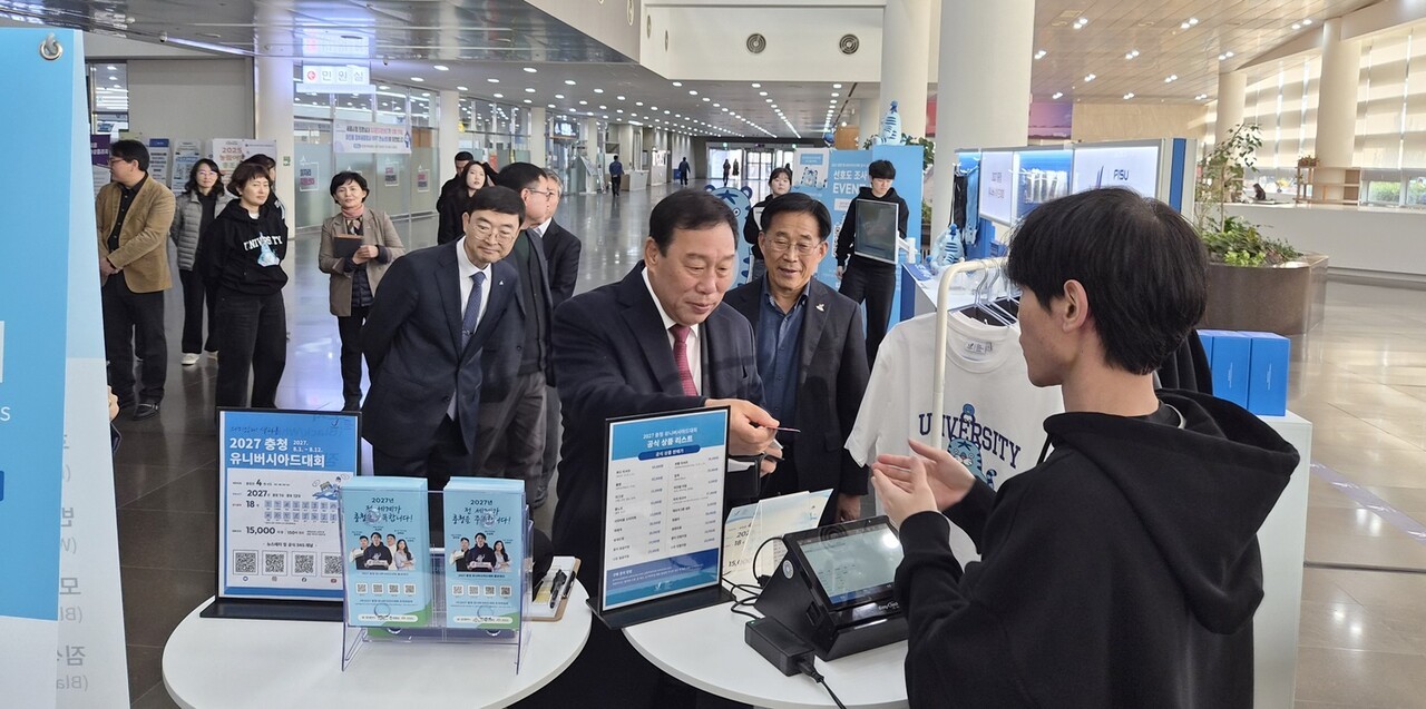 24일 세종시청 1층 로비에 설치된 충청 U대회 공식 상품 팝업 부스에서 최민호 세종시장과 이창섭 조직위원회 부위원장이 20여 종의 굿즈를 살펴보고 있다.