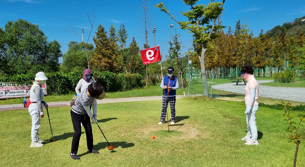파크골프 경기를 하는 모습