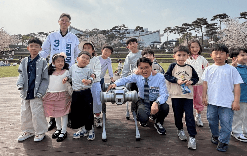 로봇개와 세종호수공원 걸은 황운하 “AI 실증도시로”