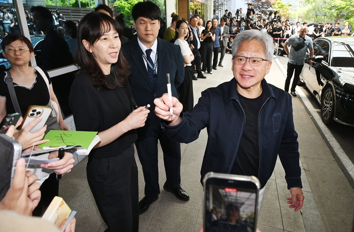 김포공항 들썩인 'AI 황제' 젠슨 황…팬 사인회에 기업 총수들까지 집결